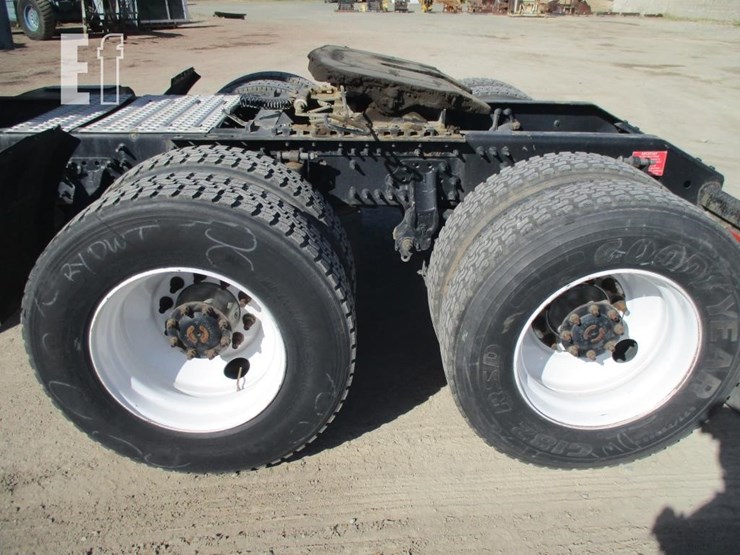 2015-volvo-10-image-27