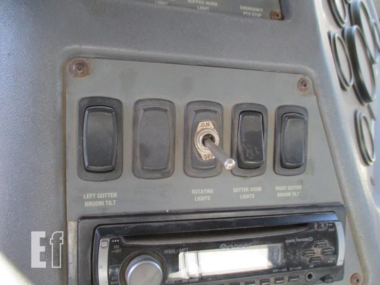 2004-gmc-t7500-image-13