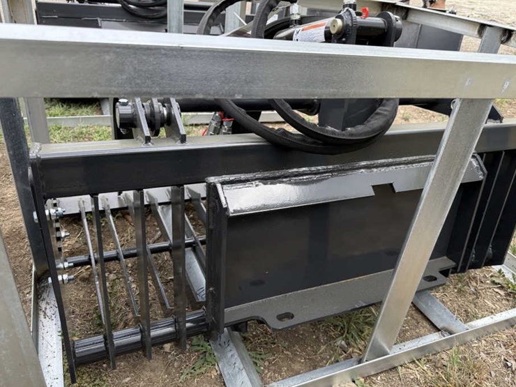 #39-•-mini-skid-steer-rock-grapple-bucket-image-5