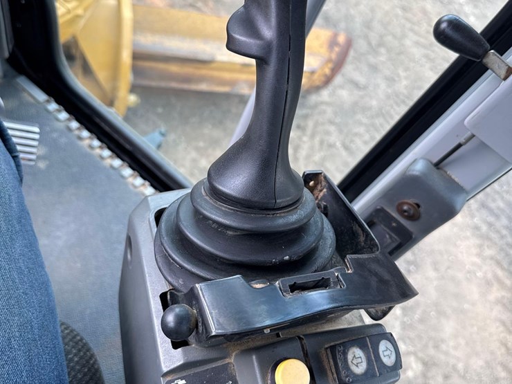 2011-caterpillar-140m2-vhp-plus-image-29