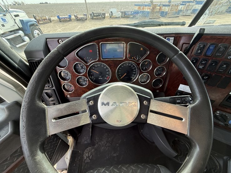 2015-mack-pinnacle-cxu613-image-20