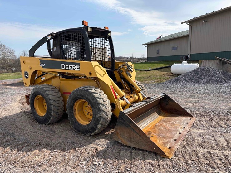 john-deere-332-image-3