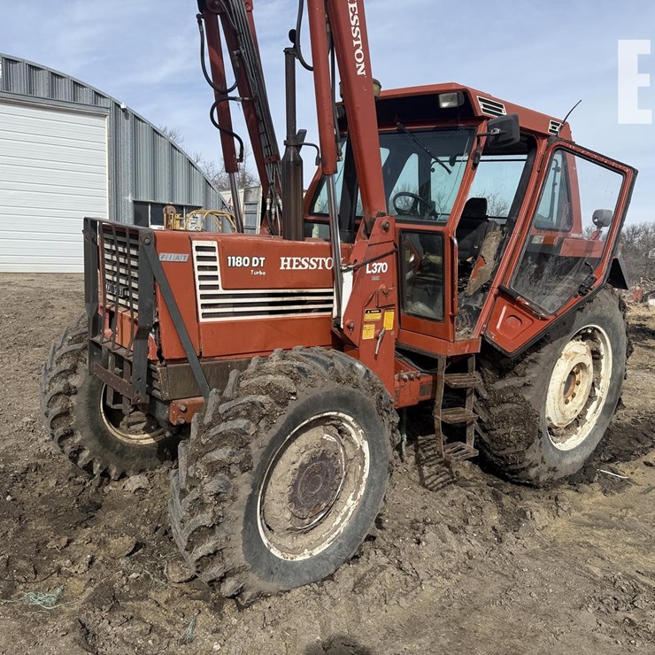 HESSTON TRACTOR 2805