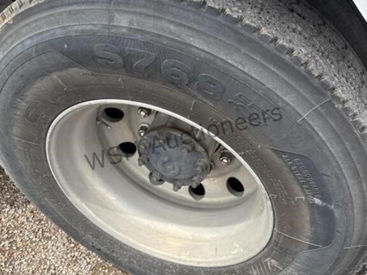 2001-freightliner-fc70-image-12