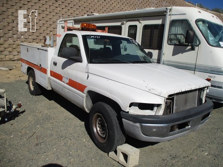 2002-dodge-2500-image-1