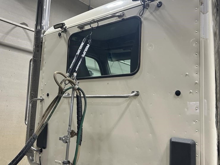 2016-peterbilt-579-image-32