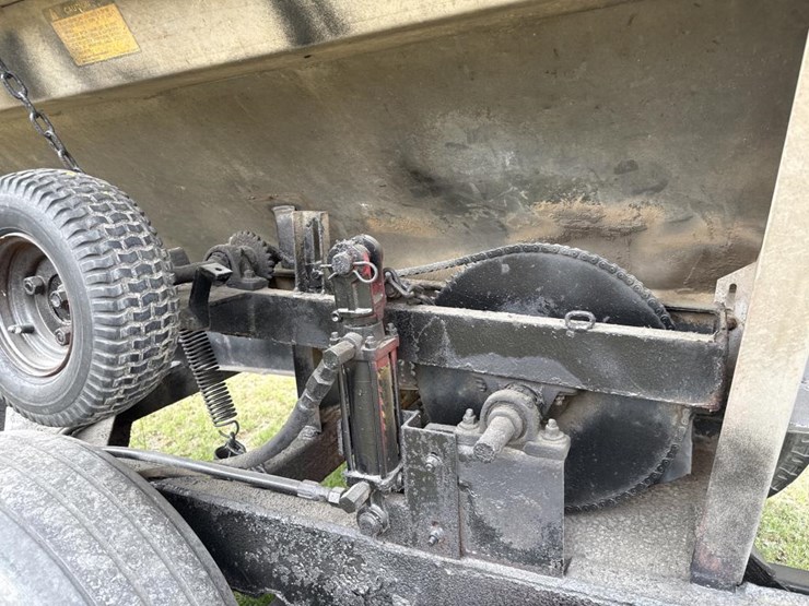 #118-•-tyler-5-ton-fertilizer-spreader-trailer-image-9