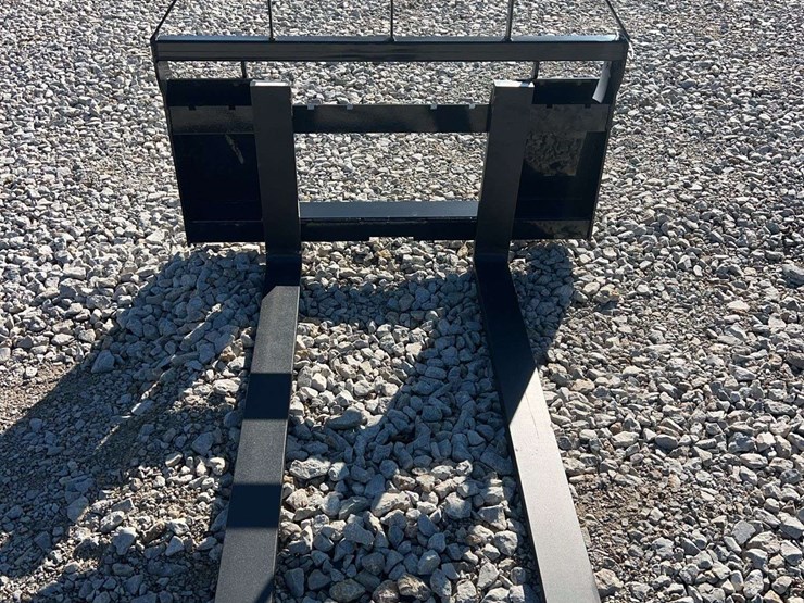 agt-skid-steer-pallet-forks-image-1