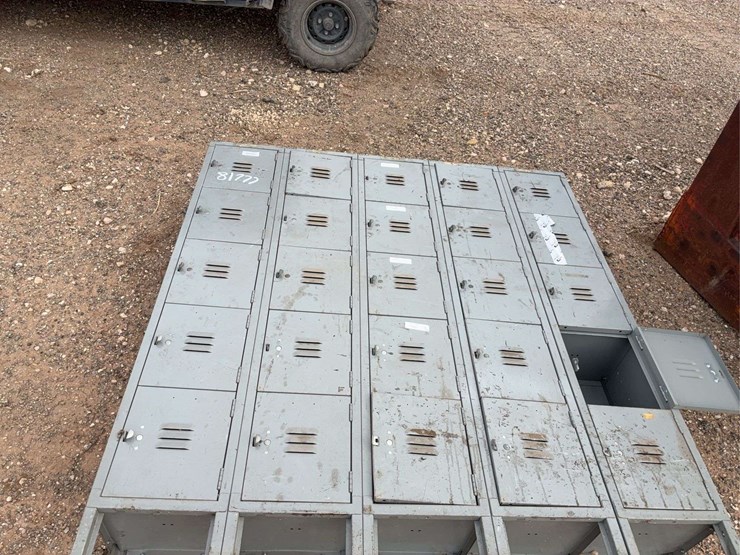 set-of-gray-metal-multi-compartment-lockers,-25-doors-image-1