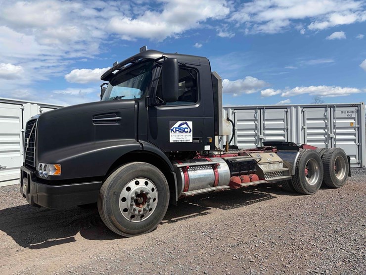 2002-volvo-tandem-axle-road-tractor-image-1