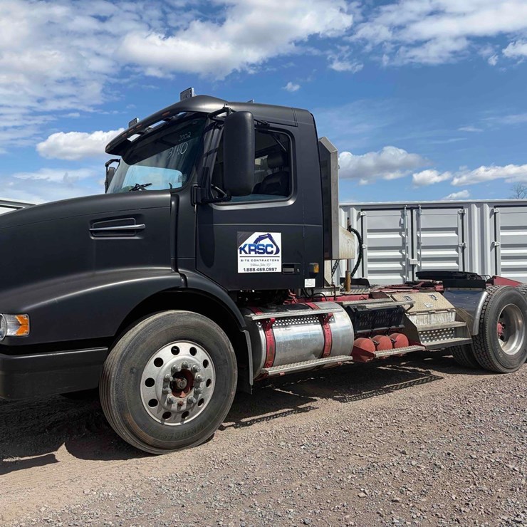 2002 Volvo Tandem Axle Road Tractor