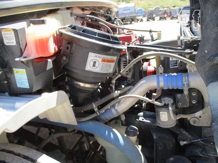 2014-freightliner-business-class-m2-106-image-5