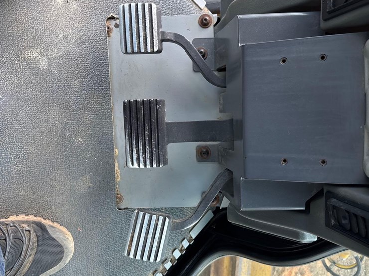 2011-caterpillar-140m2-vhp-plus-image-35