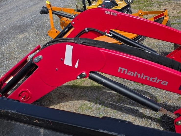 new-mahindra-7095clgc-euro-loader-image-12