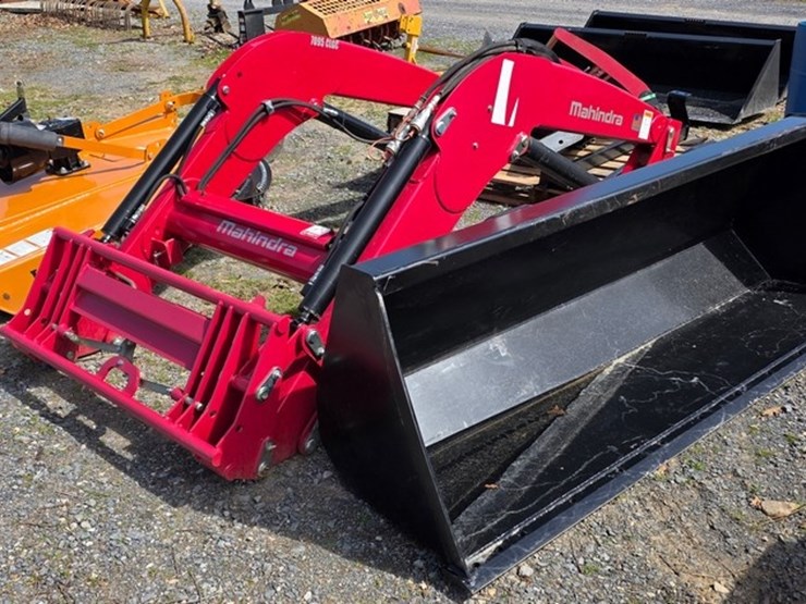 new-mahindra-7095clgc-euro-loader-image-2