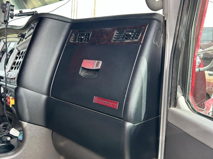 2025-kenworth-w900-image-32