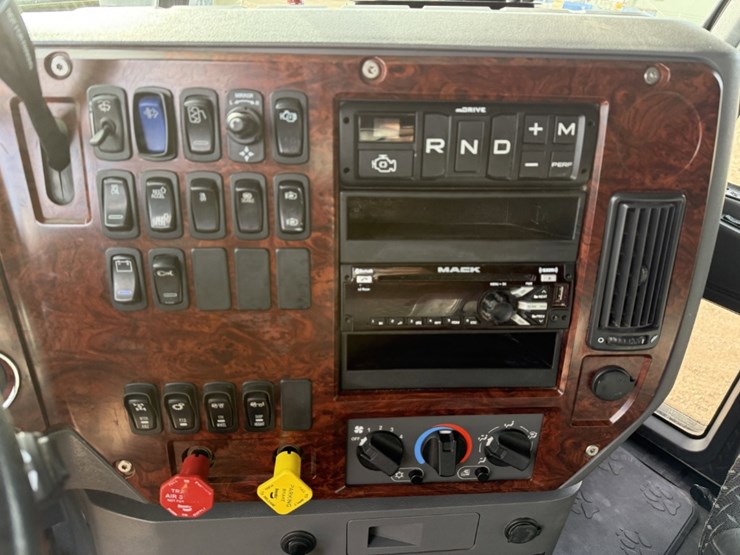 2015-mack-pinnacle-cxu613-image-18