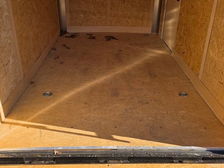 new-2005-carry-on-2-axle-box-trailer-(title)-image-23