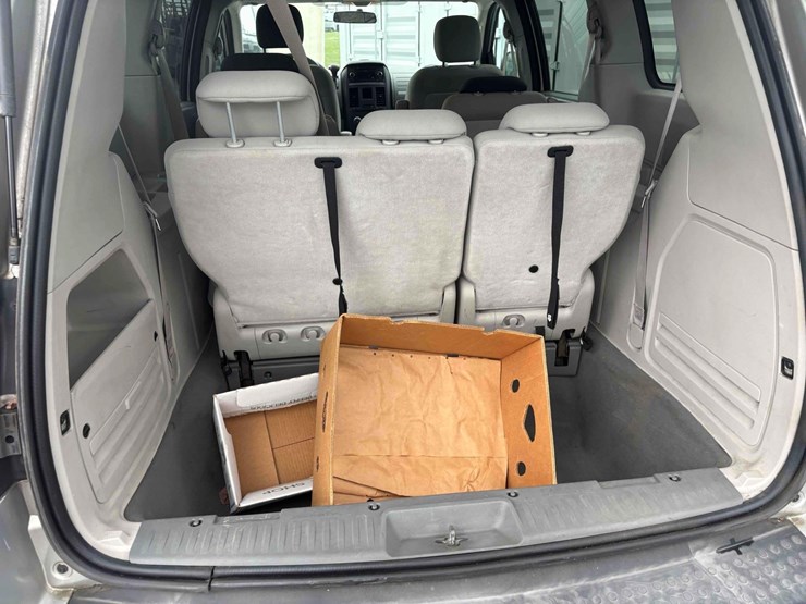 2010-dodge-caravan-image-13