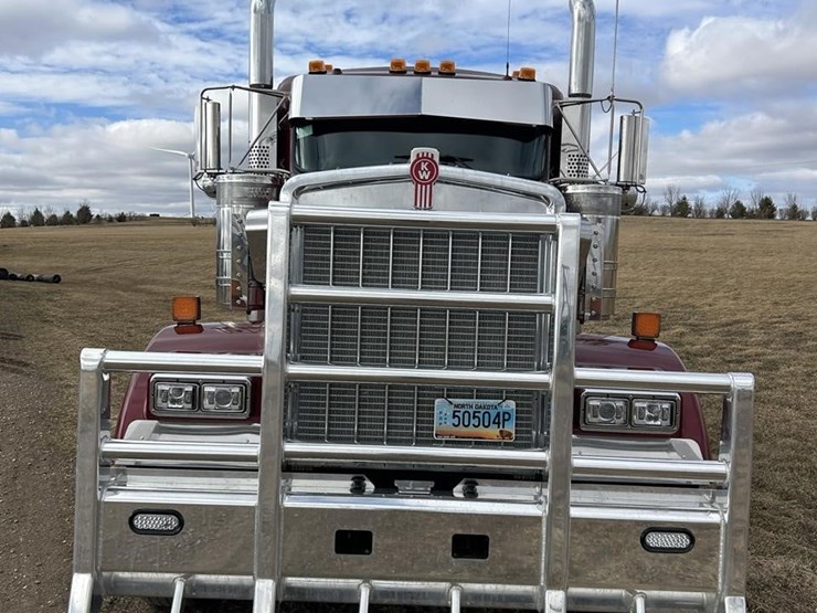 2025-kenworth-w900-image-2