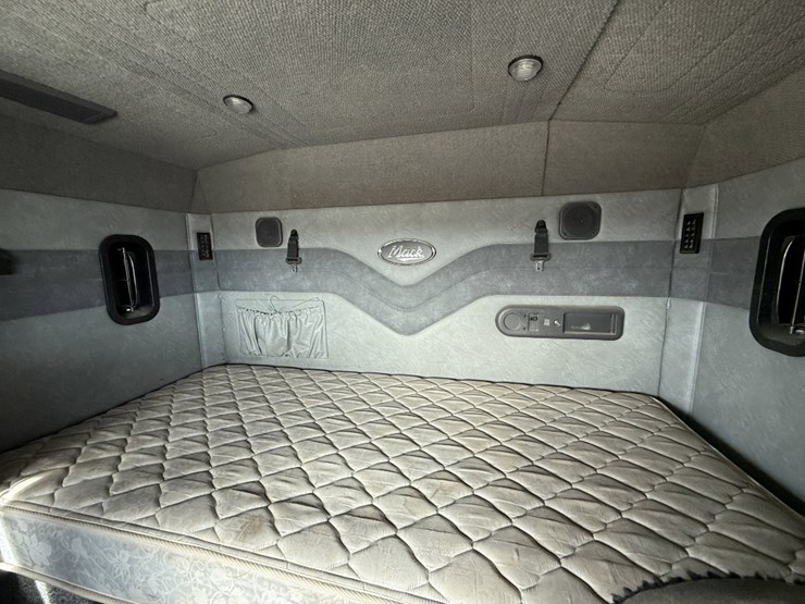 2015-mack-pinnacle-cxu613-image-15