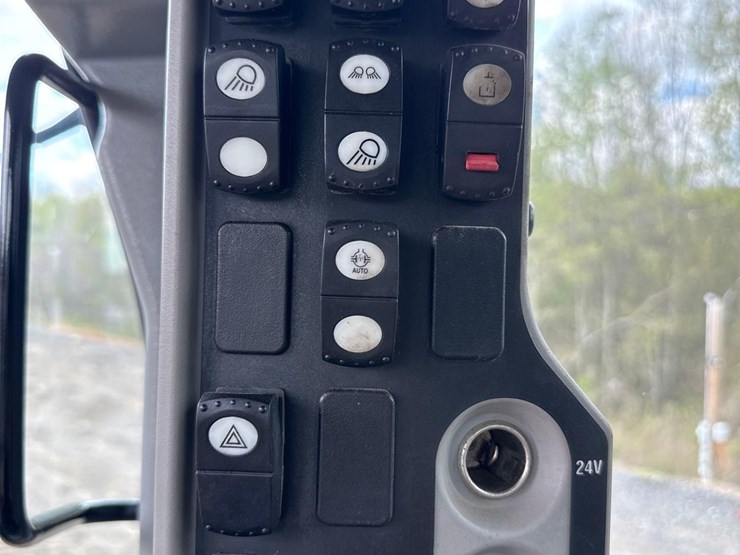 2011-caterpillar-140m2-vhp-plus-image-31