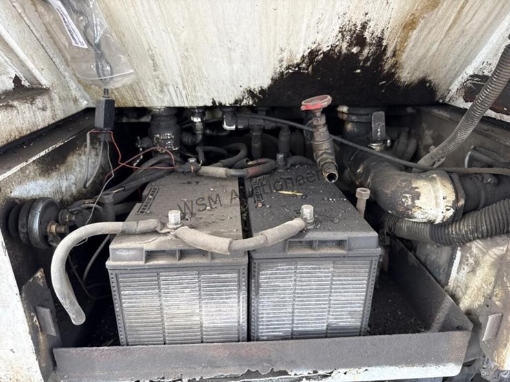 2001-freightliner-fc70-image-15