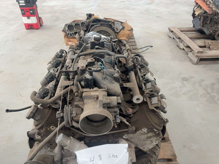 chevrolet-4.8-liter-v8-engine-block-with-intake-and-accessories-image-5