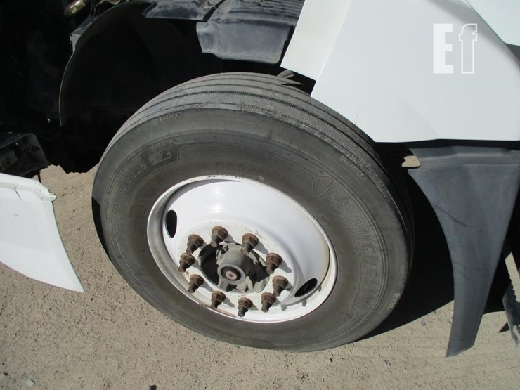 2015-volvo-10-image-28