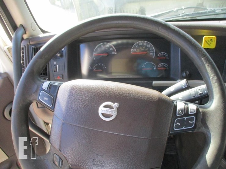 2015-volvo-10-image-16