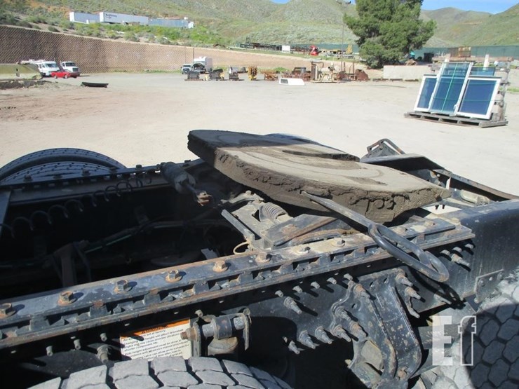 2015-volvo-10-image-21