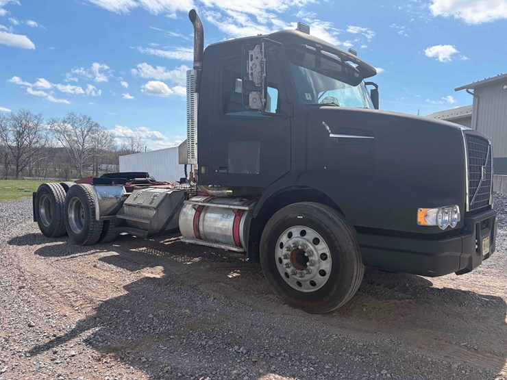 2002-volvo-tandem-axle-road-tractor-image-3
