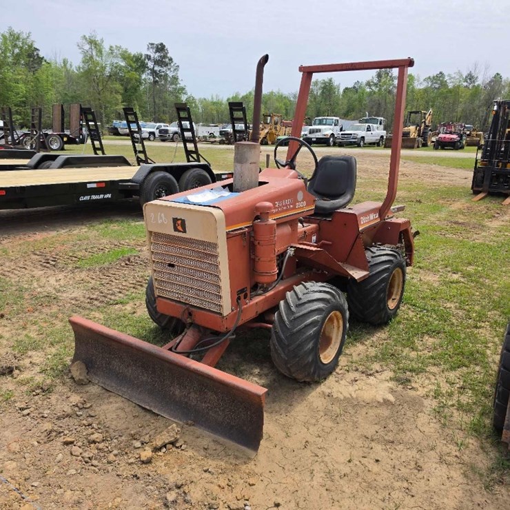 DITCH WITCH 2300