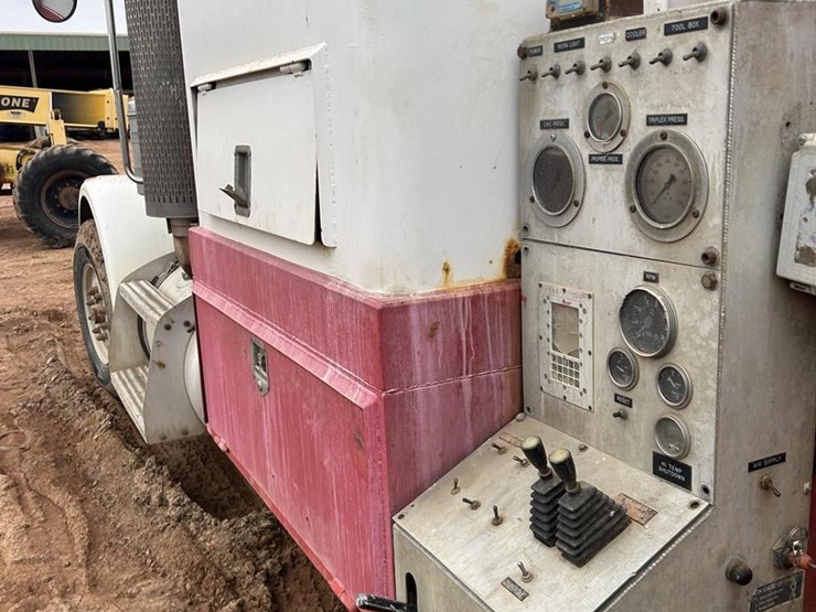 2004-peterbilt-357-image-27