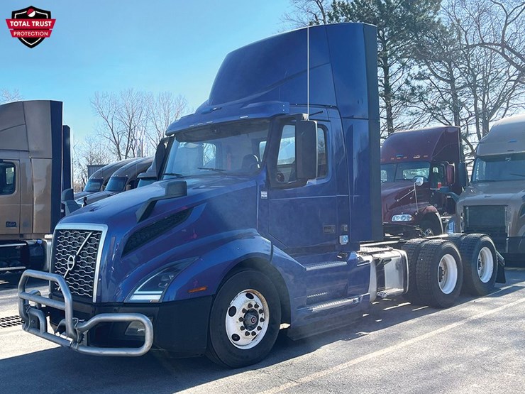 2020-volvo-vnl300-image-1