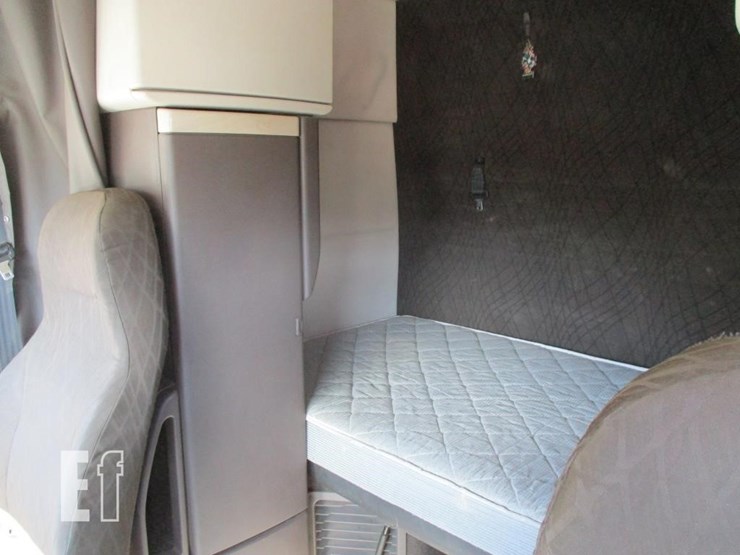 2015-volvo-10-image-9