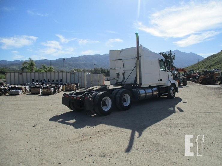 2015-volvo-10-image-3