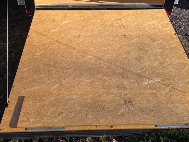 new-2005-carry-on-2-axle-box-trailer-(title)-image-22