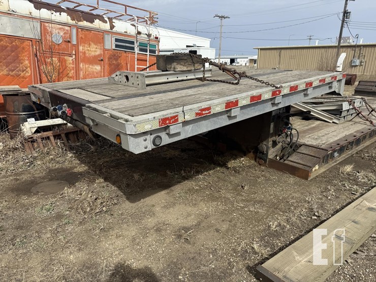 2013-2013-mov-hall-trailer-image-2