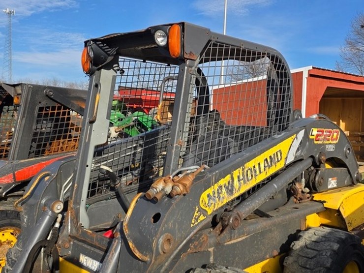 new-holland-l220-image-27