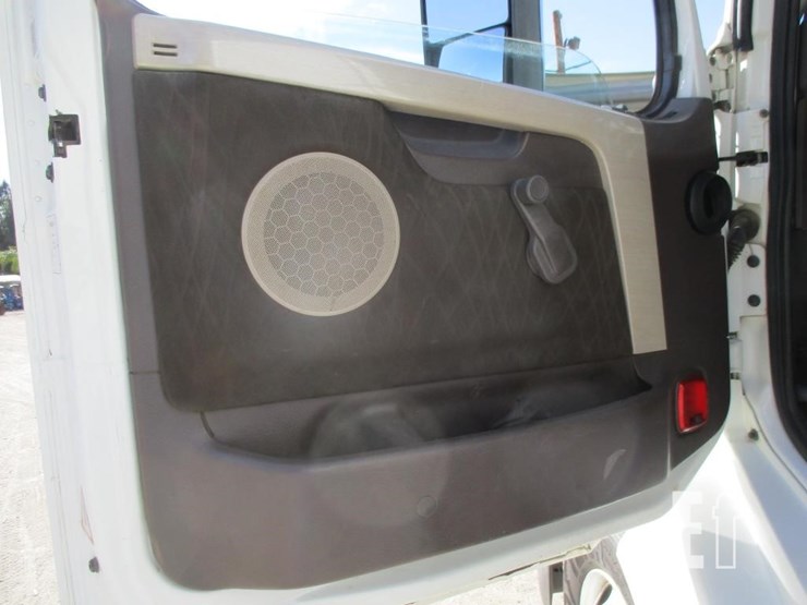 2015-volvo-10-image-18