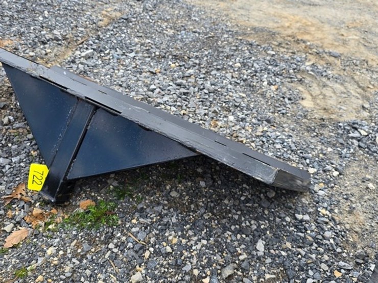 new-kivel-skidloader-hitch-image-3