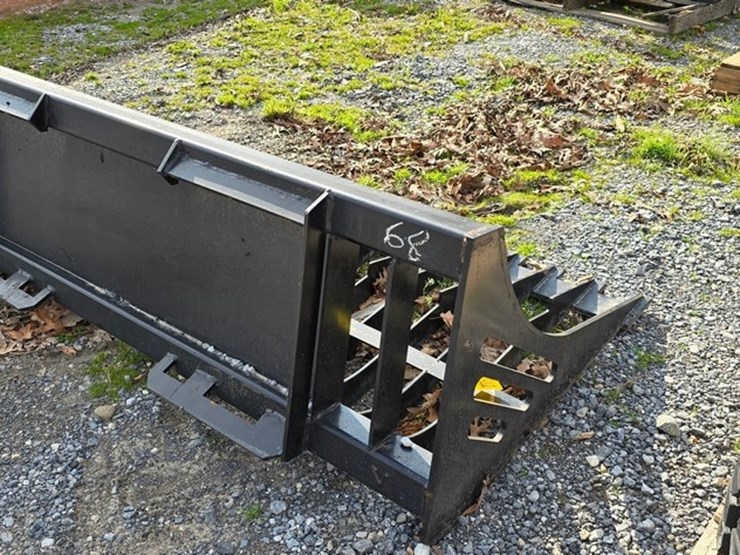 new-wildkat-68"-skidloader-rock-bucket-image-1