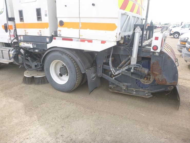 2016-freightliner-m2-106-image-11