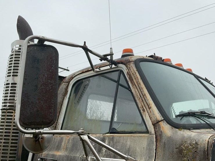 1984-gmc-9500-image-38