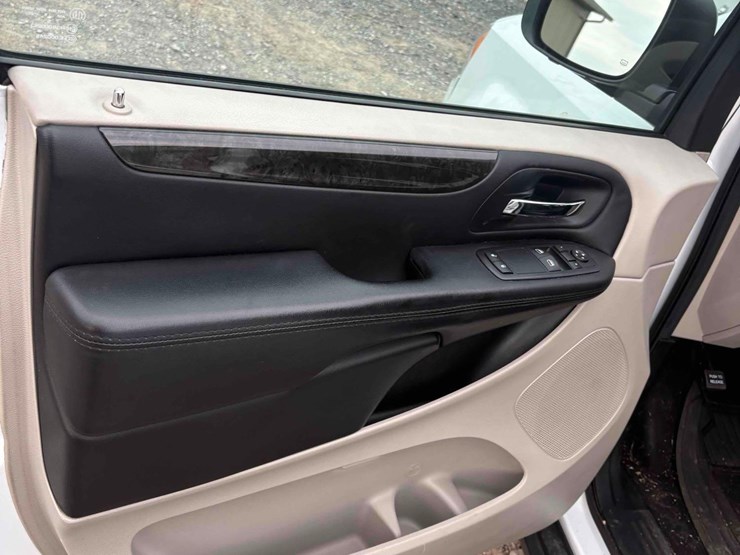 2015-dodge-caravan-image-21