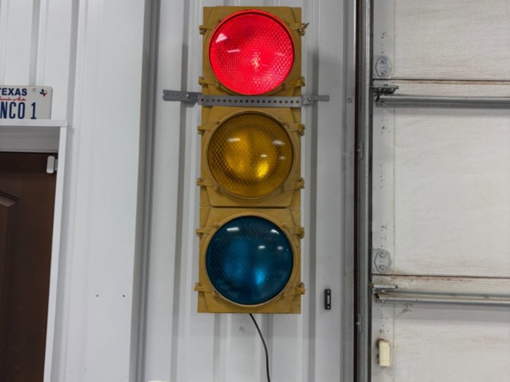 traffic-light-w/-(2)-stop-signs-image-3