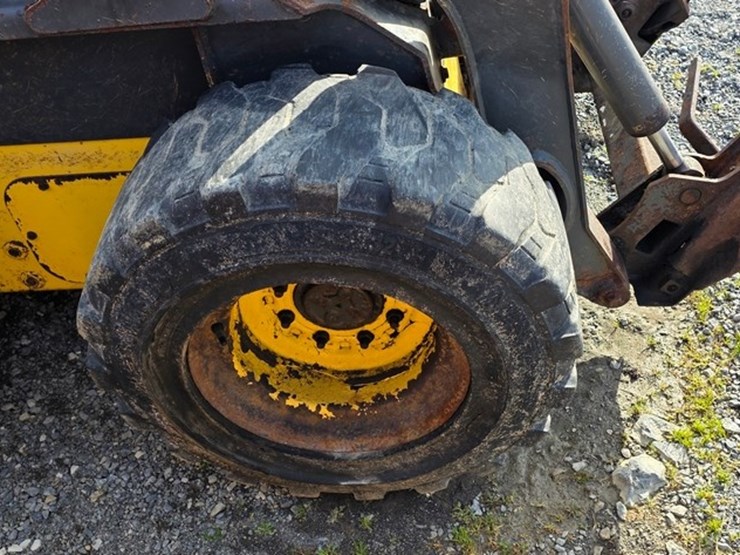 new-holland-l220-image-8