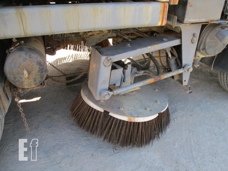 2004-gmc-t7500-image-17