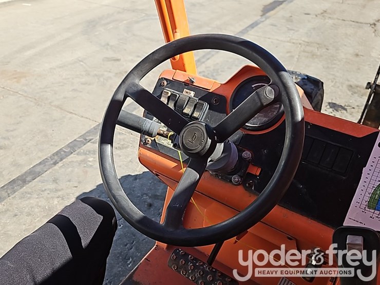 2016-jlg-6042-image-26